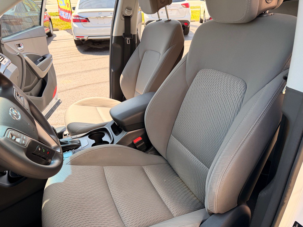 2017 Hyundai Santa Fe Image 10