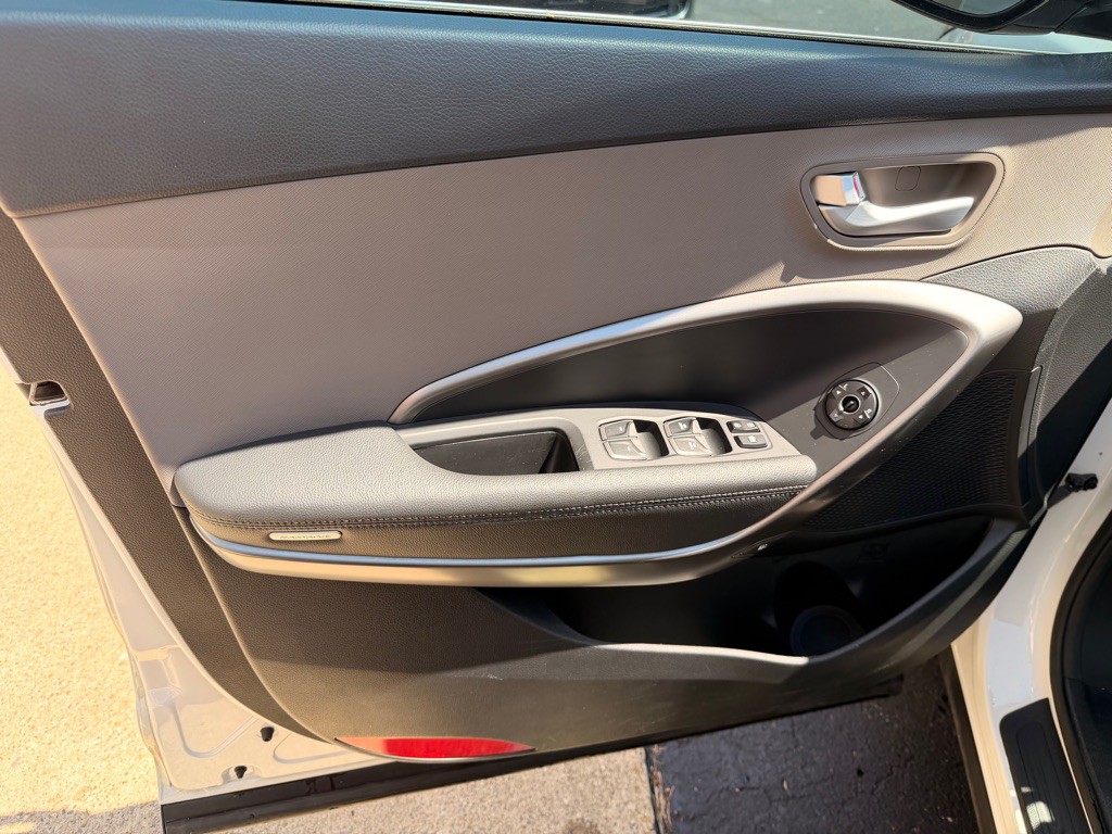2017 Hyundai Santa Fe Image 11