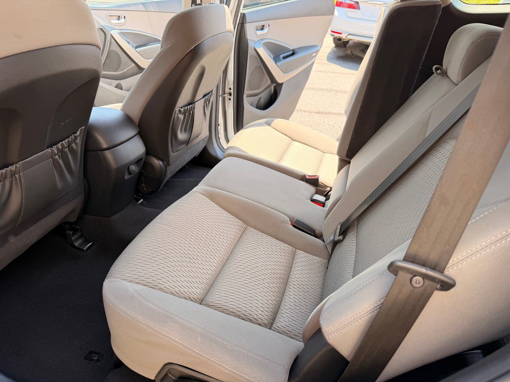 2017 Hyundai Santa Fe Image 12