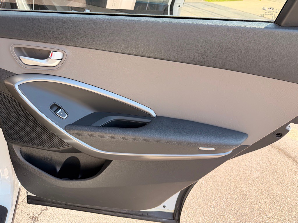 2017 Hyundai Santa Fe Image 19