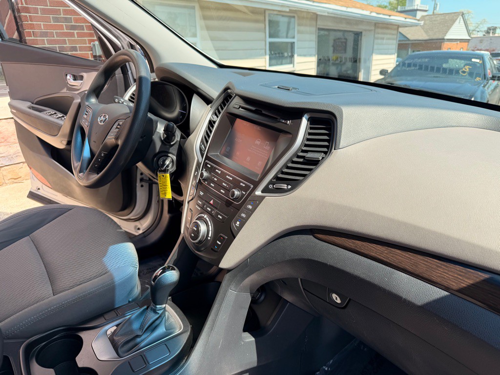 2017 Hyundai Santa Fe Image 20