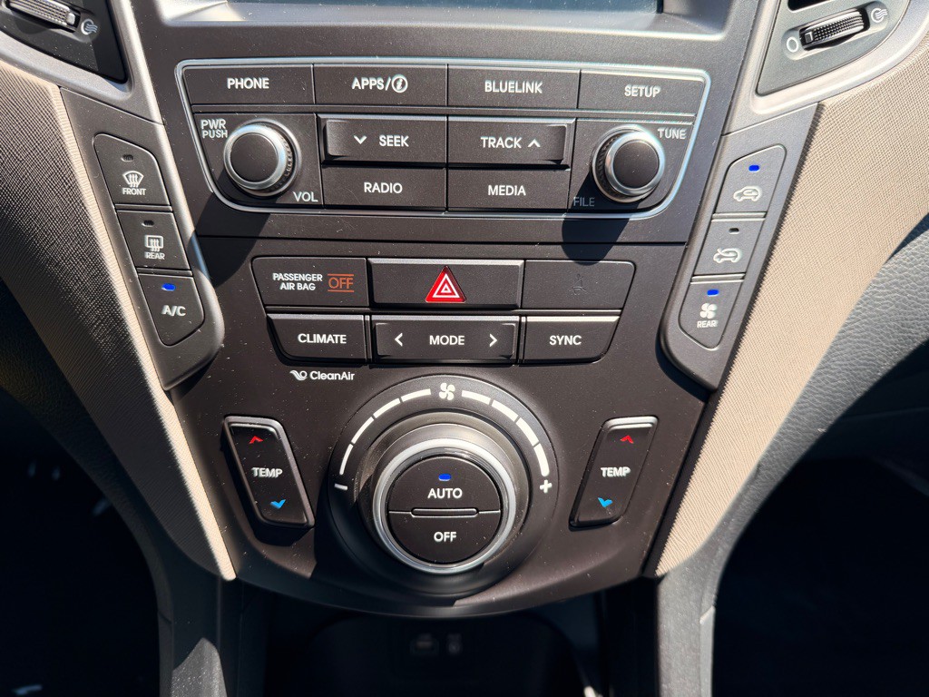 2017 Hyundai Santa Fe Image 30