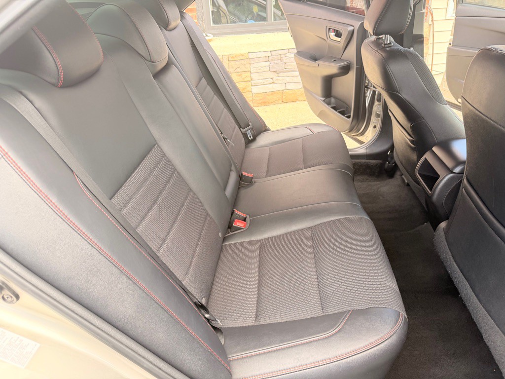 2017 Toyota Camry Image 17