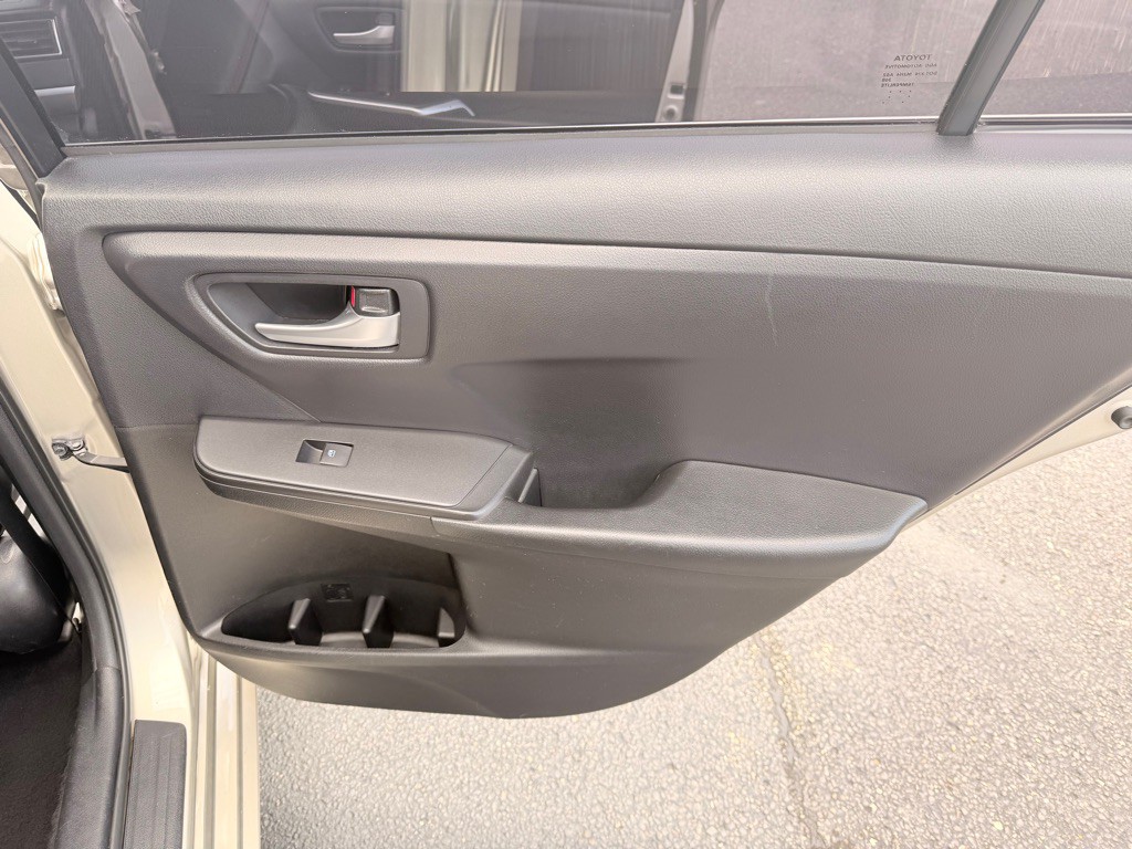 2017 Toyota Camry Image 18