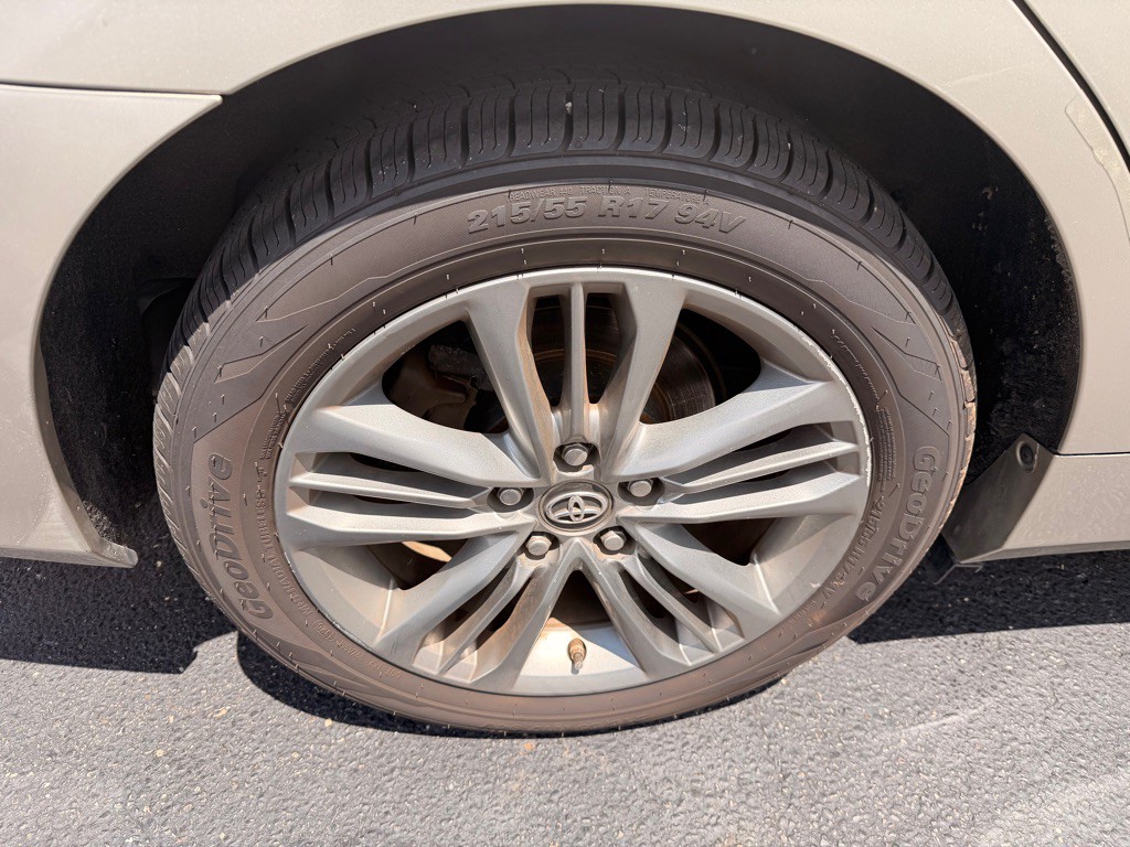 2017 Toyota Camry Image 31