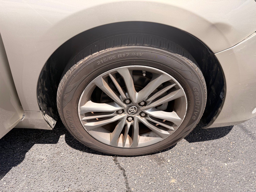 2017 Toyota Camry Image 32