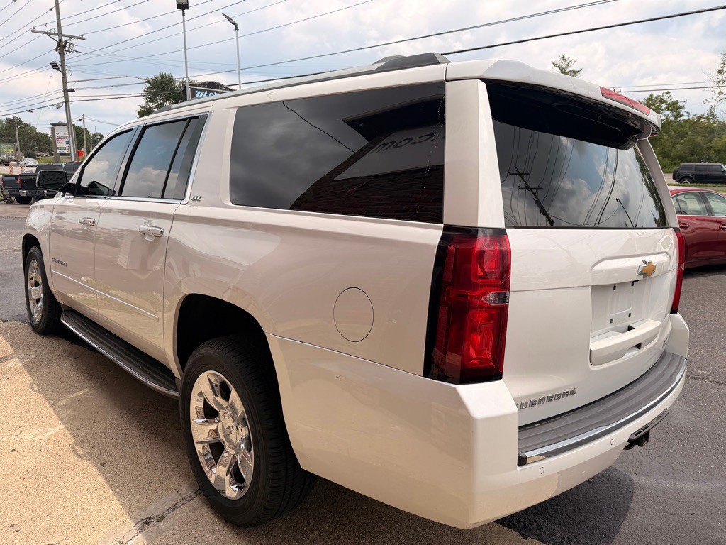 2016 Chevrolet Suburban Image 5