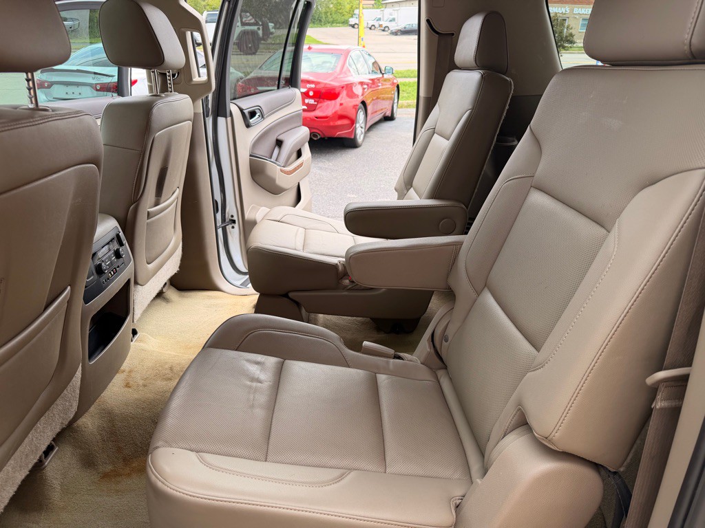 2016 Chevrolet Suburban Image 12
