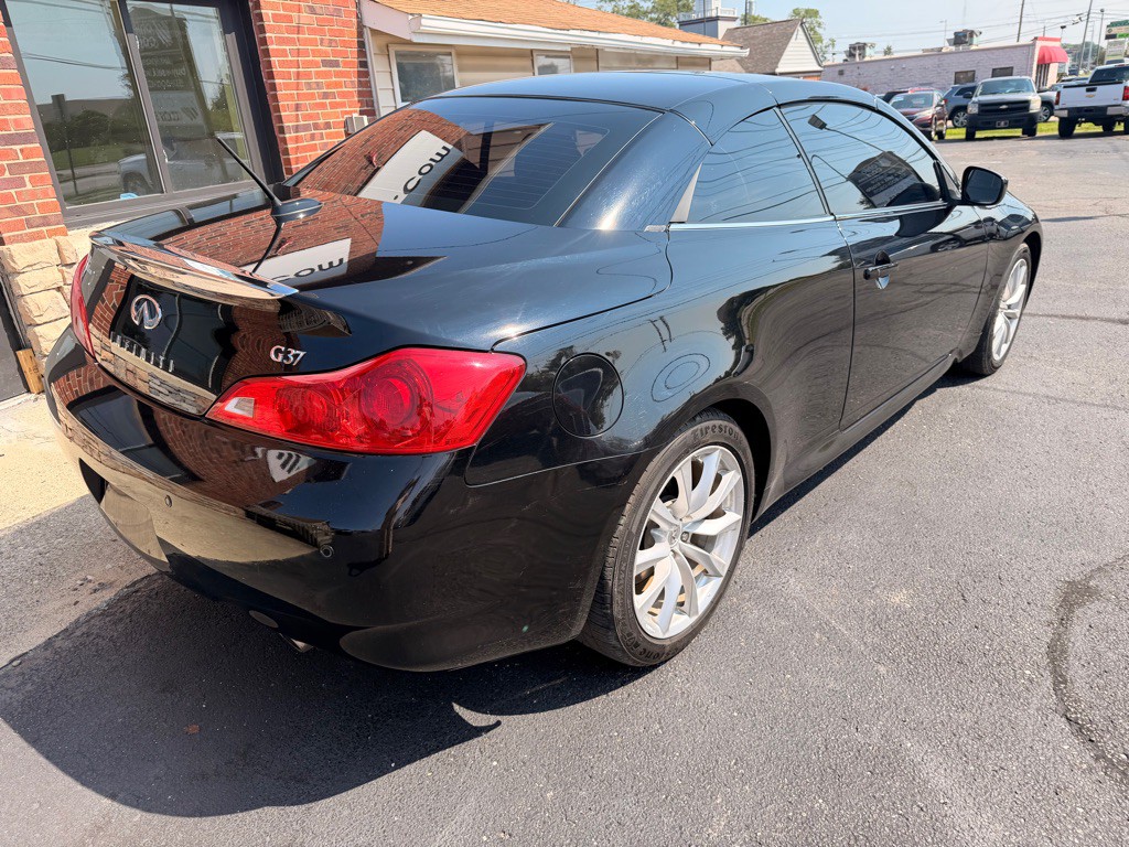 2011 INFINITI G37 Image 7
