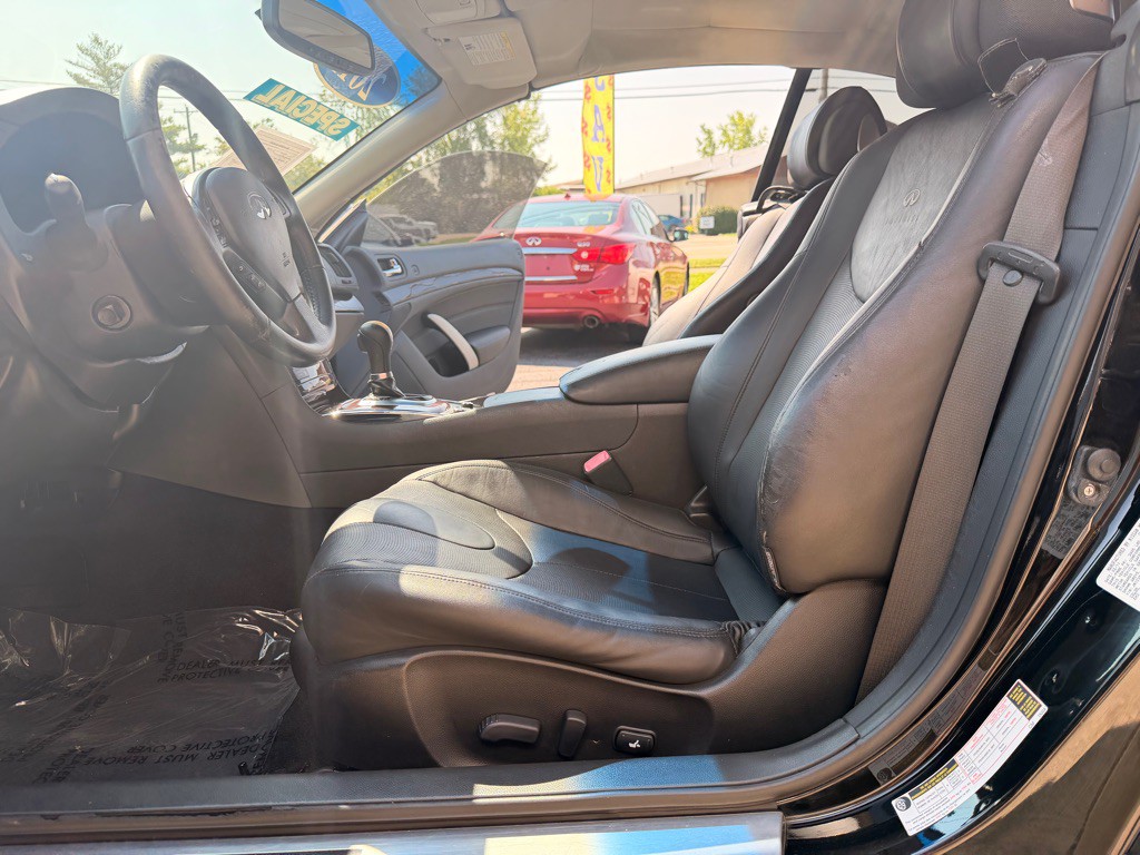2011 INFINITI G37 Image 9