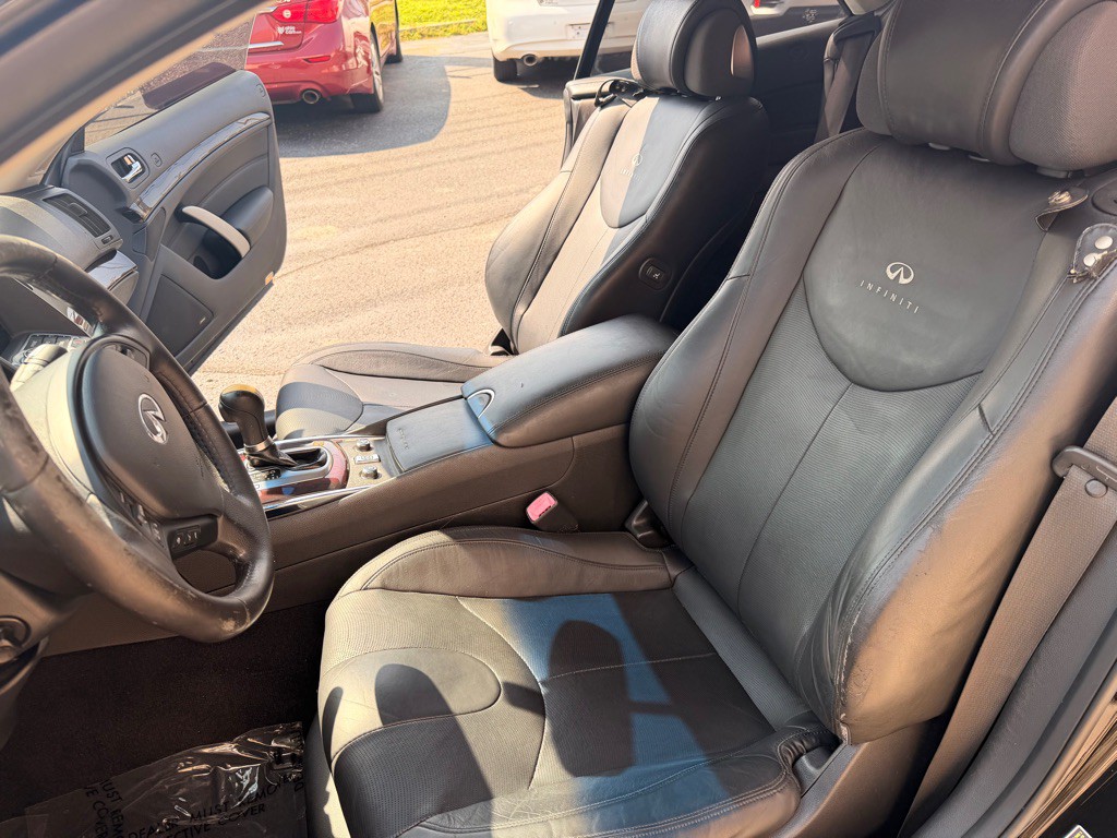 2011 INFINITI G37 Image 10