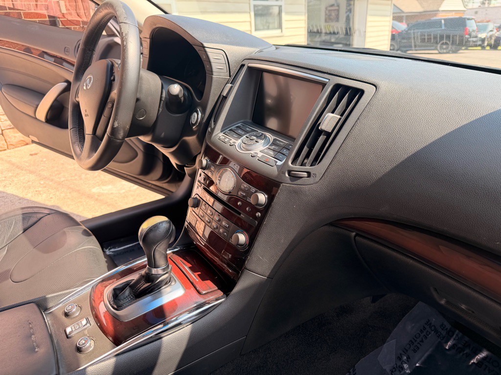 2011 INFINITI G37 Image 12