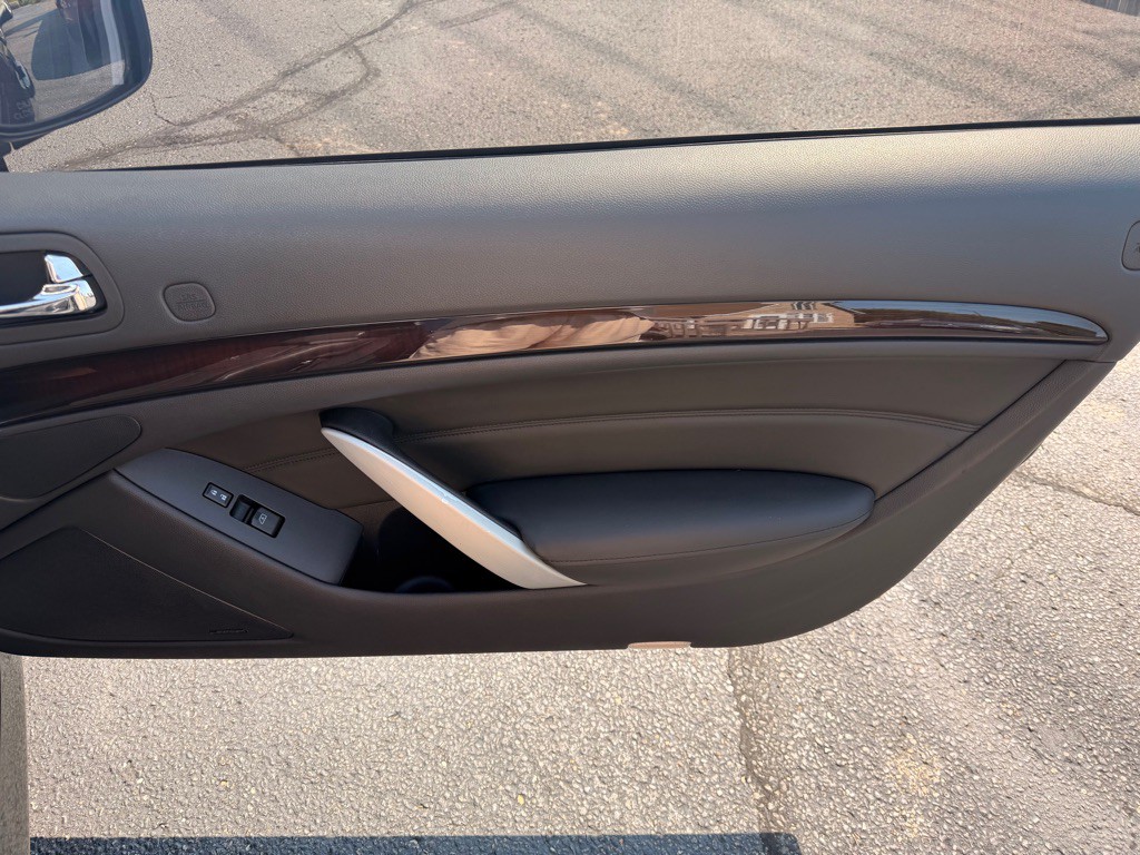 2011 INFINITI G37 Image 15