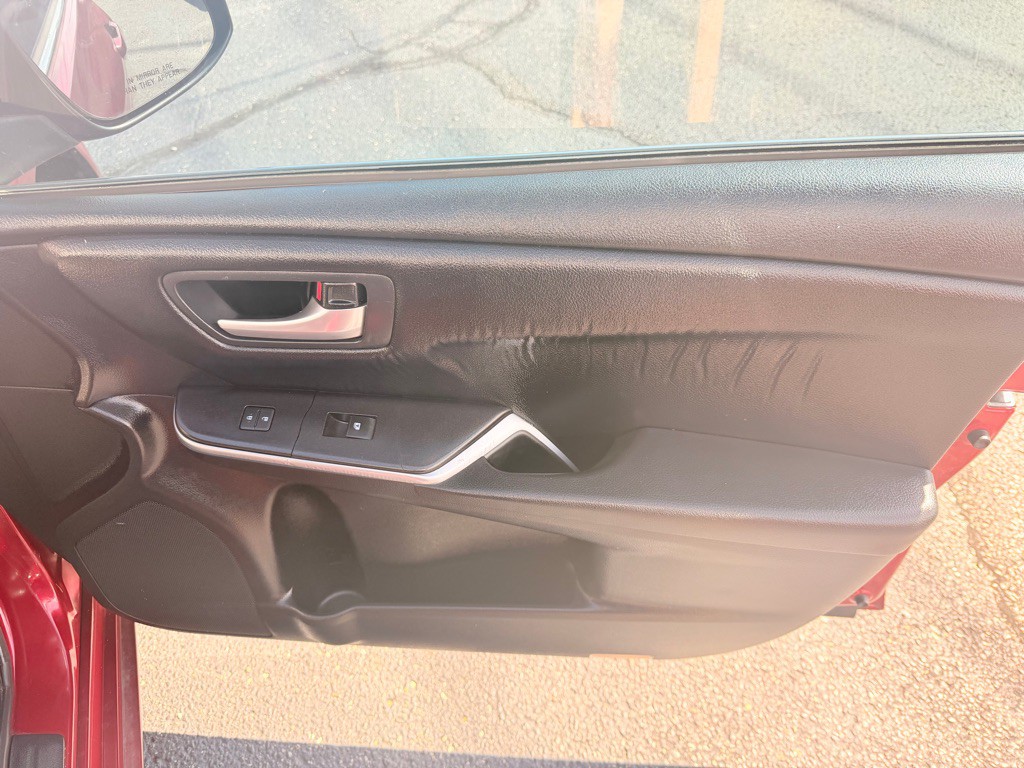 2017 Toyota Camry Image 18