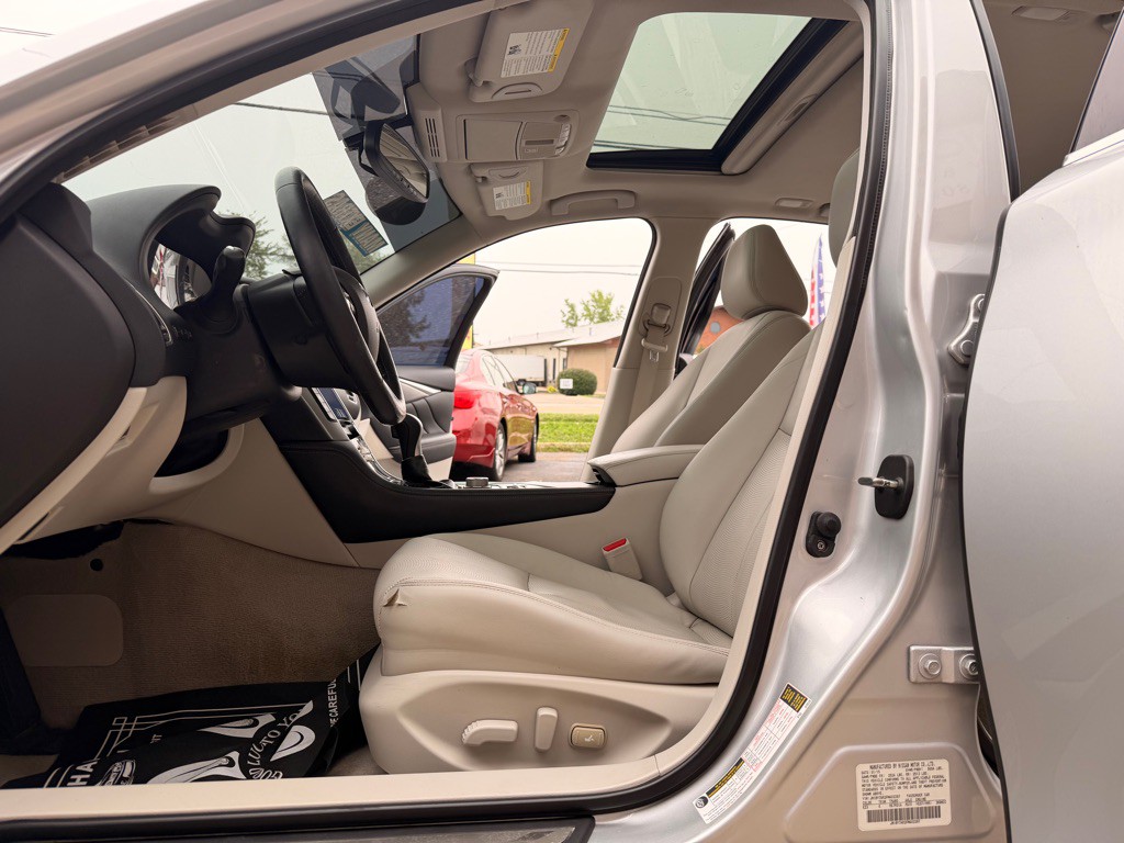 2015 INFINITI Q50 Image 9