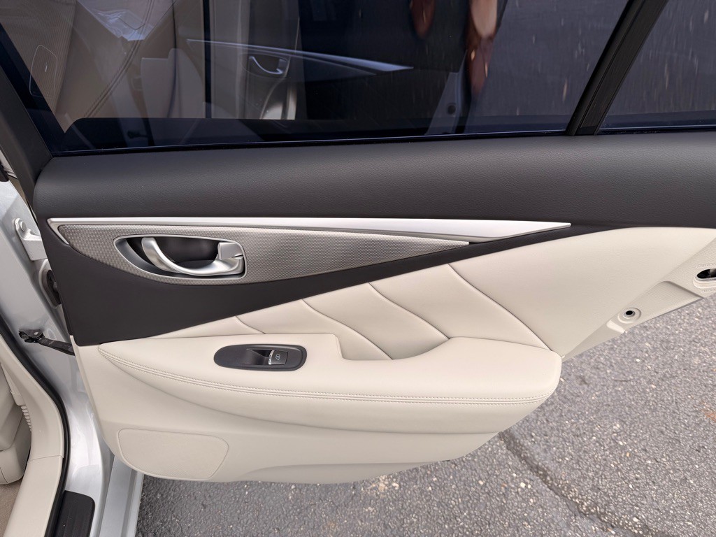 2015 INFINITI Q50 Image 15