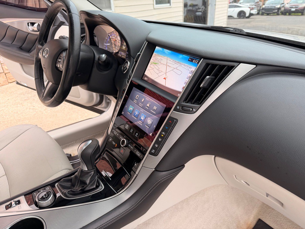 2015 INFINITI Q50 Image 16