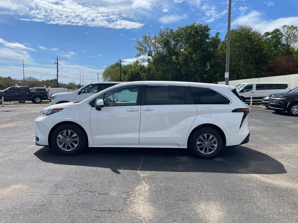 2024 Toyota Sienna Image 2
