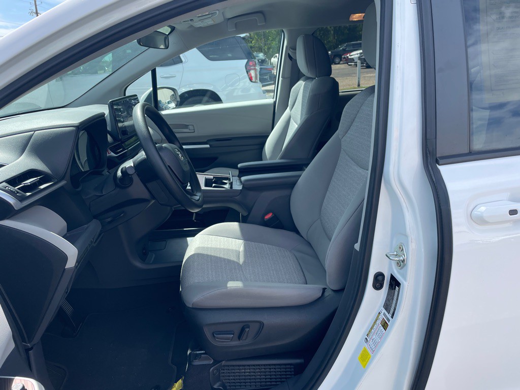 2024 Toyota Sienna Image 3