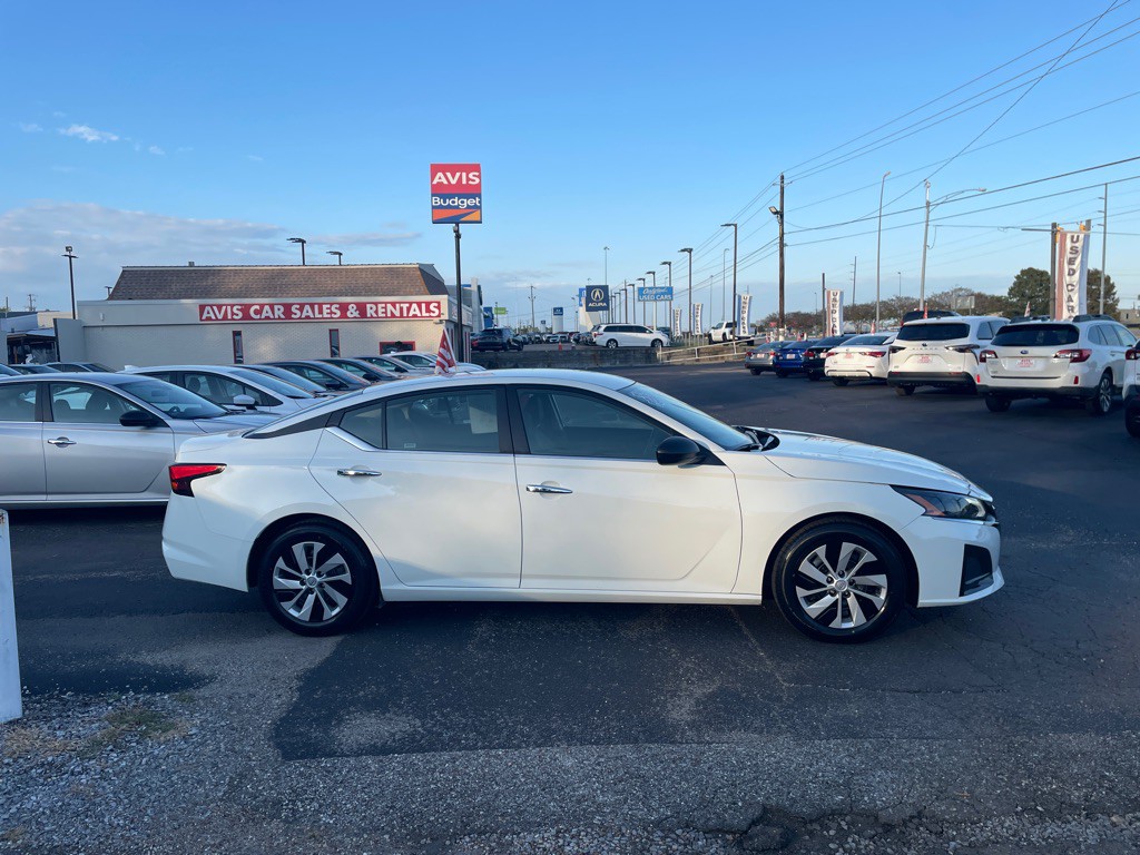 2024 Nissan Altima Image 10