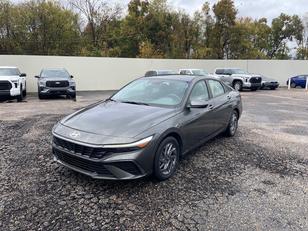 2024 Hyundai Elantra Image 1