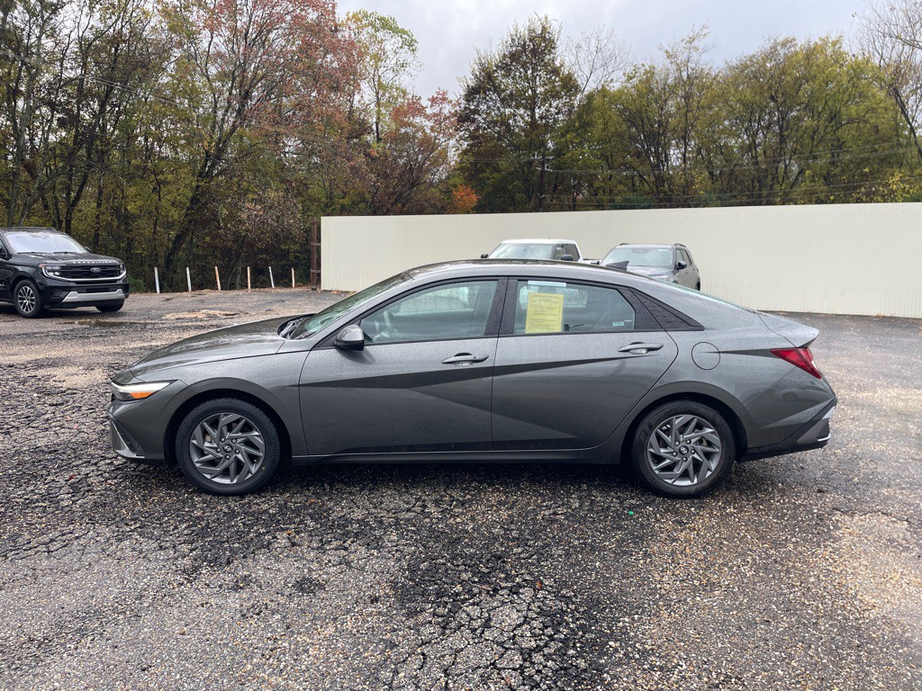 2024 Hyundai Elantra Image 2