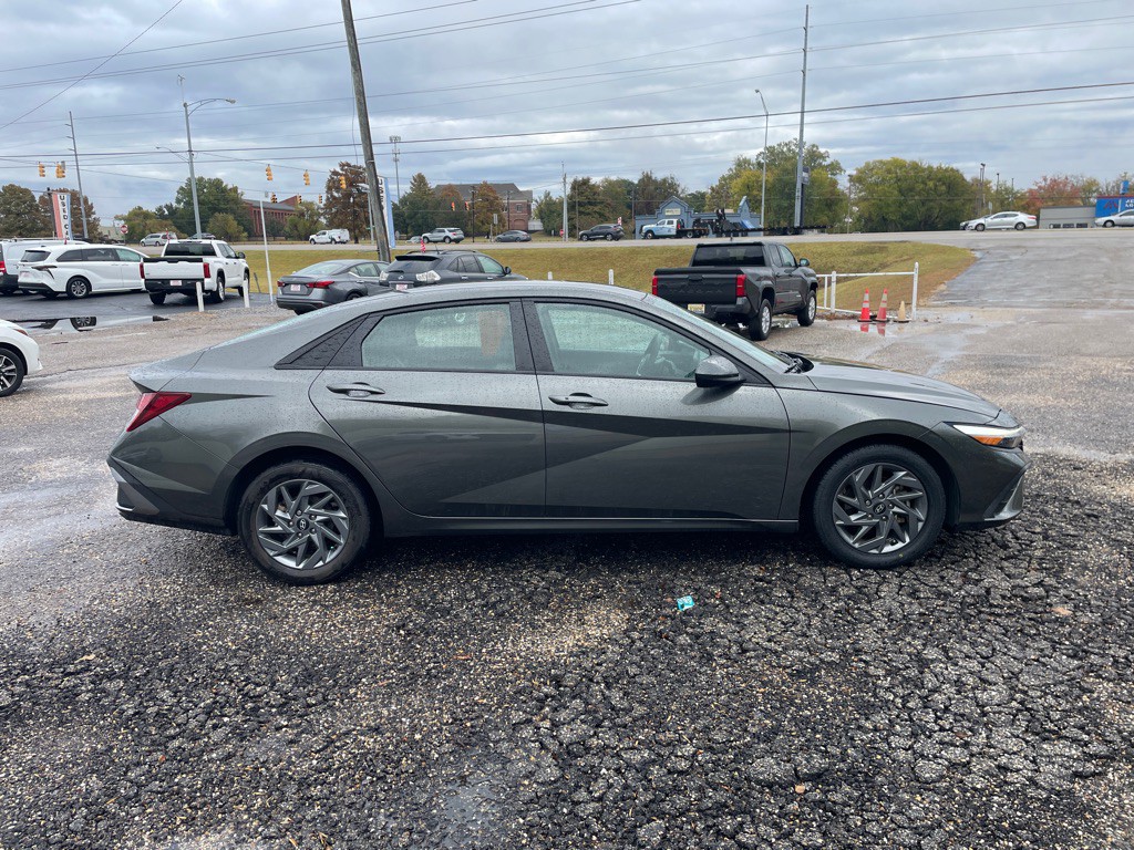 2024 Hyundai Elantra Image 8