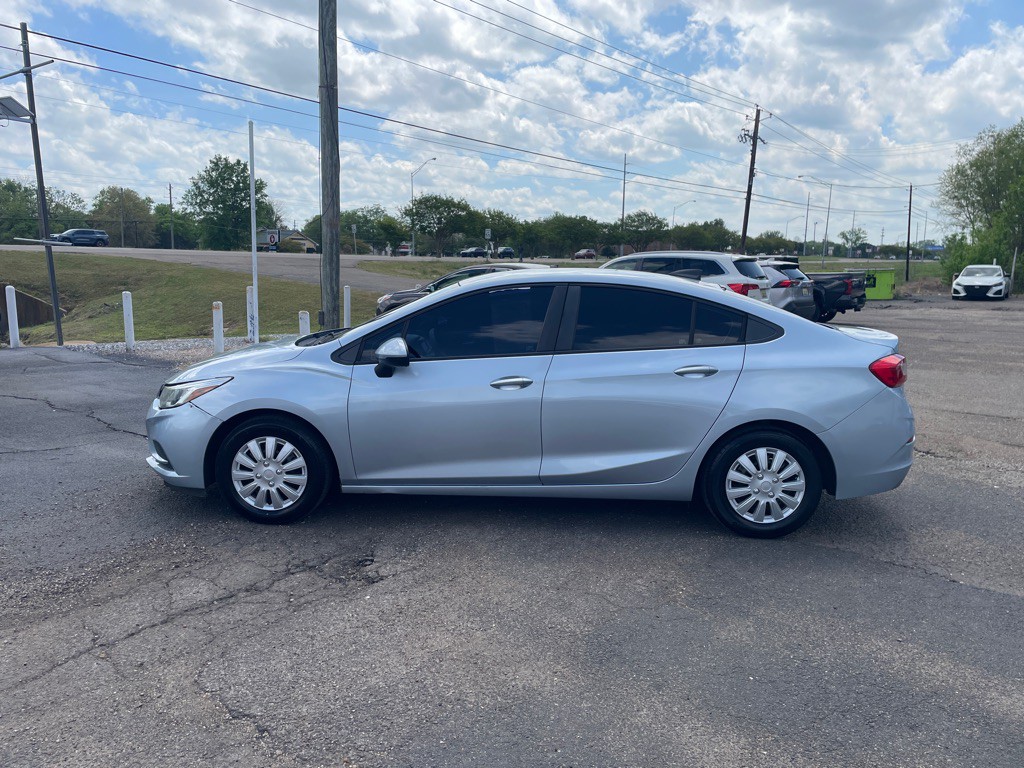 2017 Chevrolet Cruze Image 2