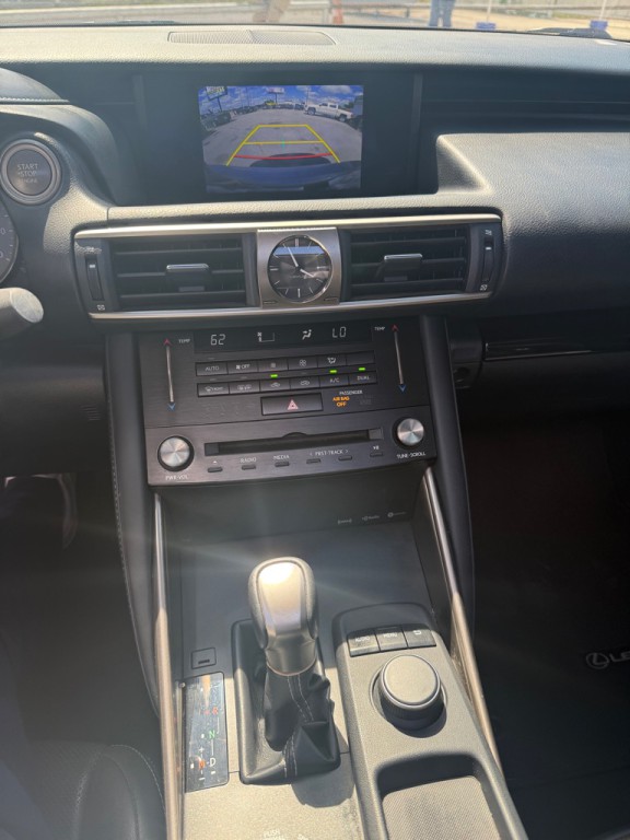 2017 Lexus IS 200t Image 6