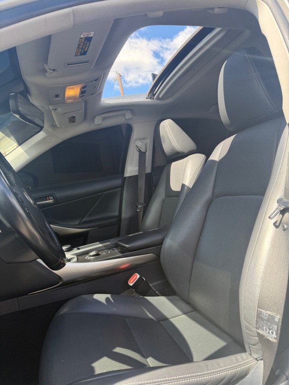 2017 Lexus IS 200t Image 7