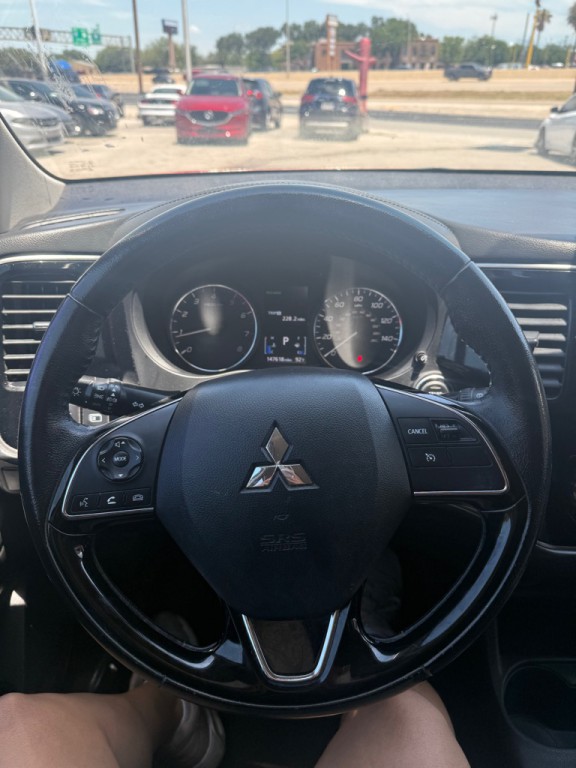 2016 Mitsubishi Outlander Image 3