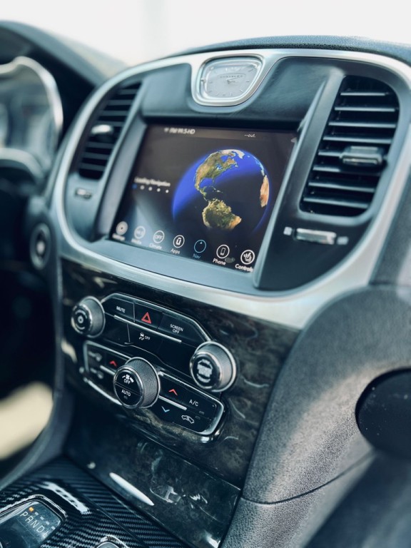 2020 Chrysler 300 Image 8