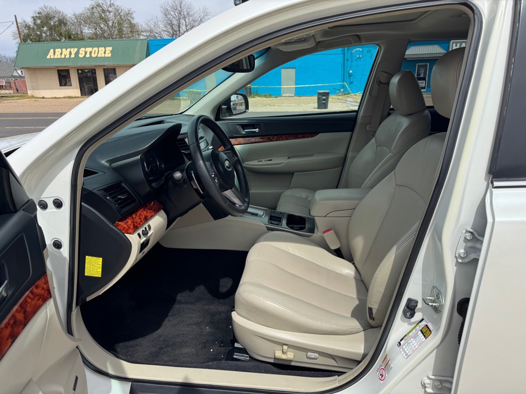 2011 Subaru Outback Image 13