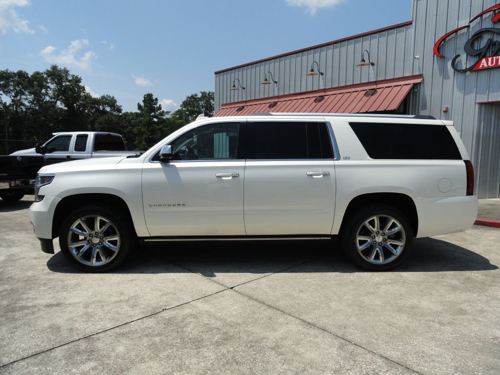 2015 Chevrolet Suburban Image 3