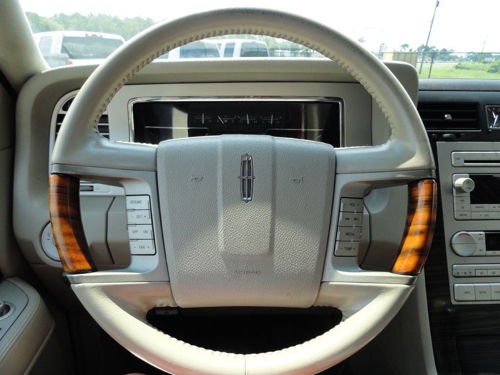 2007 Lincoln Navigator Image 18