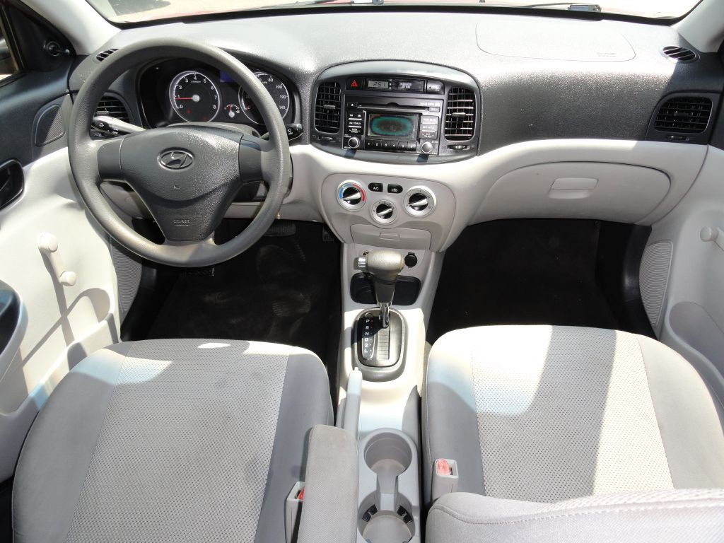 2010 Hyundai Accent Image 6