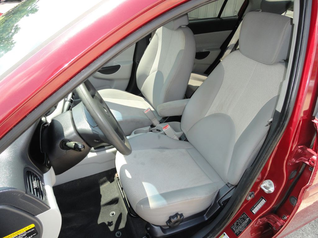 2010 Hyundai Accent Image 9