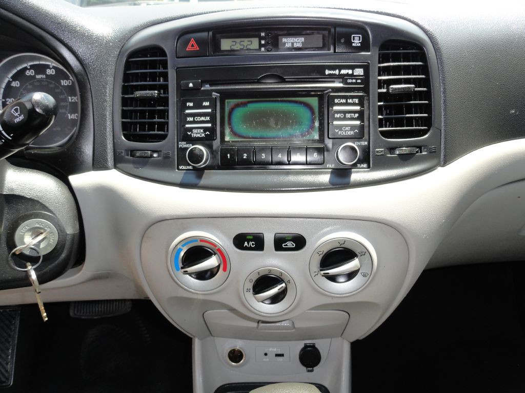 2010 Hyundai Accent Image 13