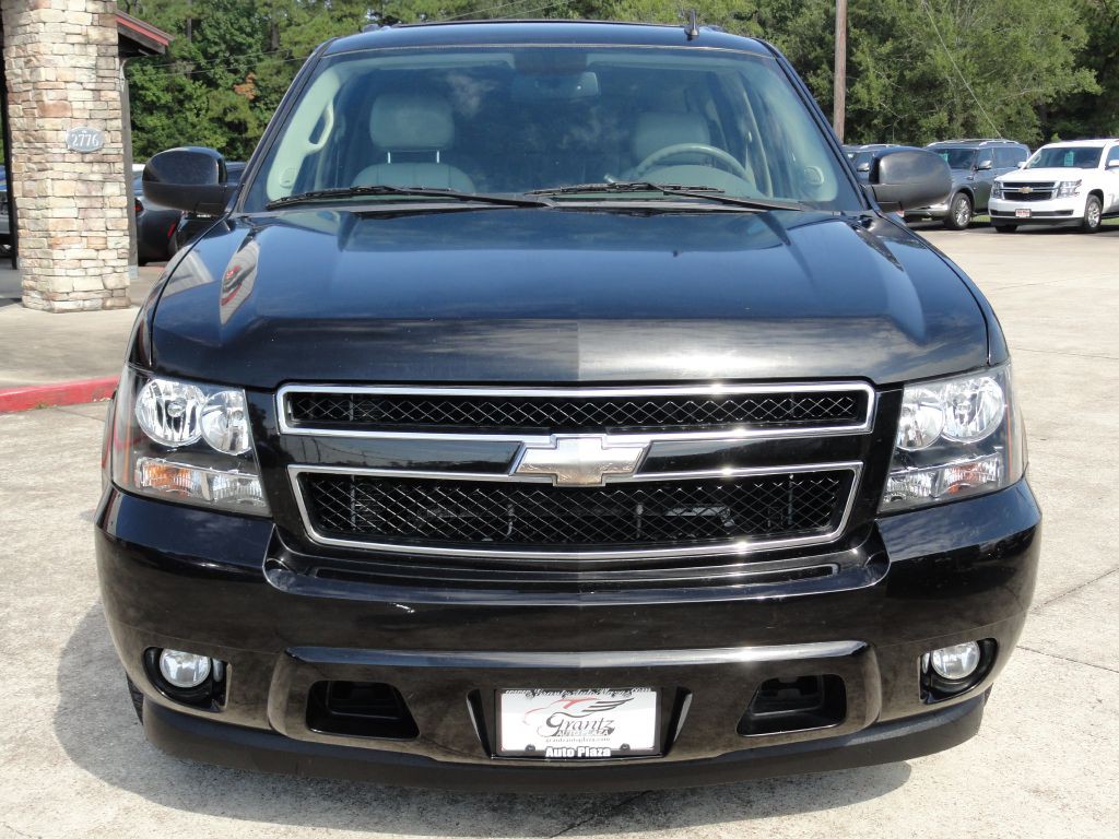 2010 Chevrolet Suburban Image 2