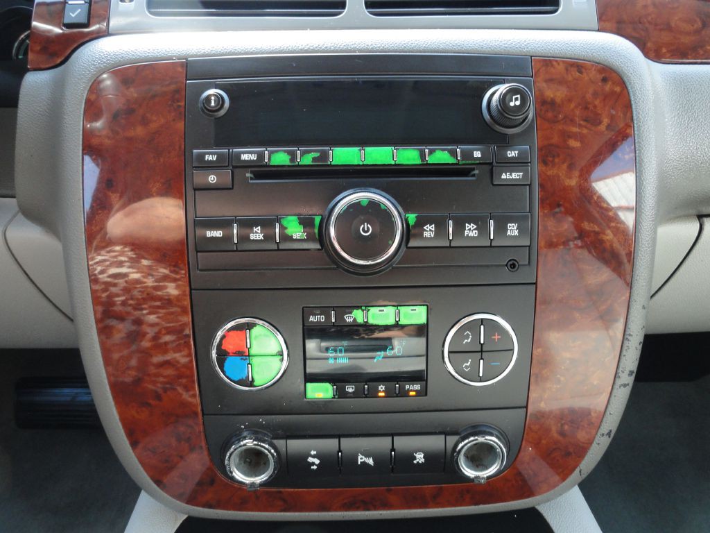 2010 Chevrolet Suburban Image 17