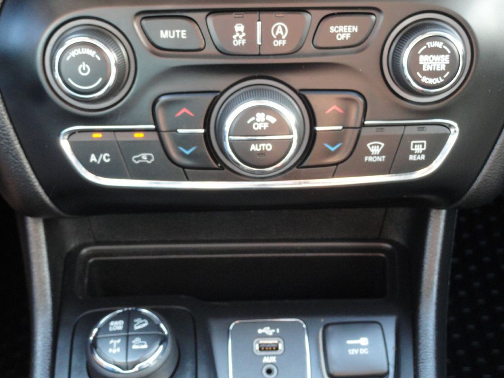 2019 Jeep Cherokee Image 24