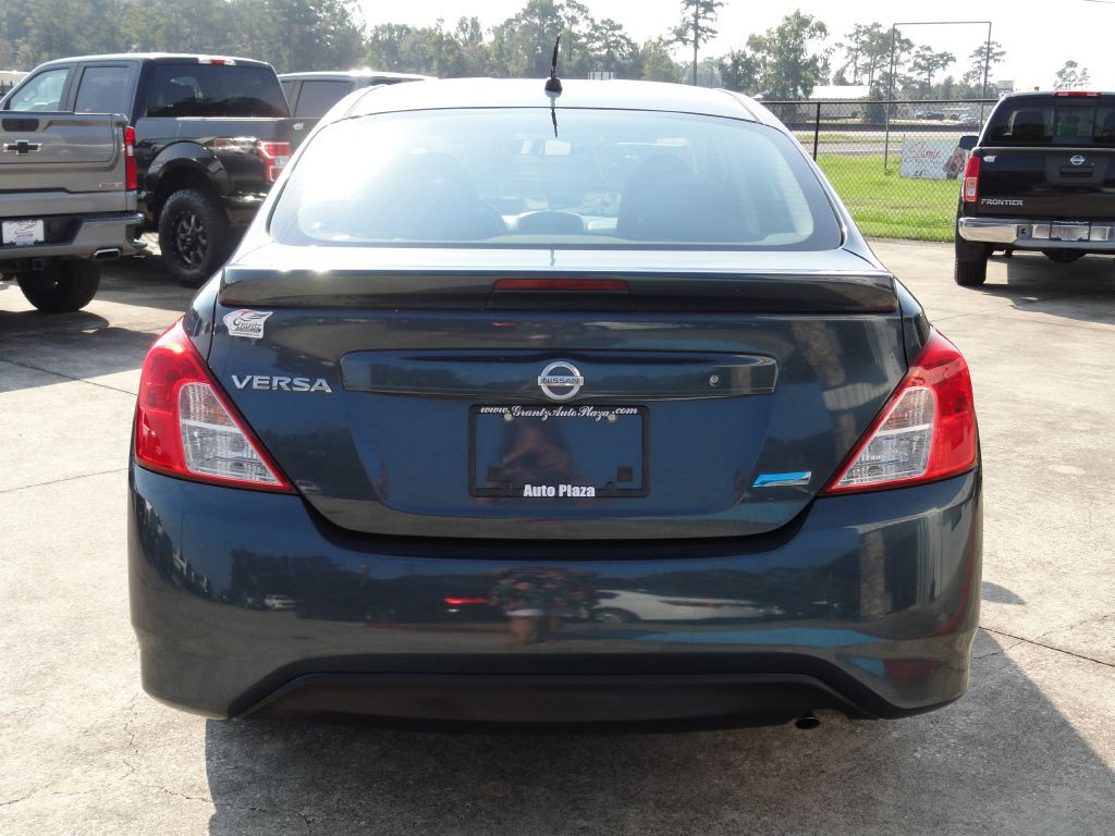 2015 Nissan Versa Image 4