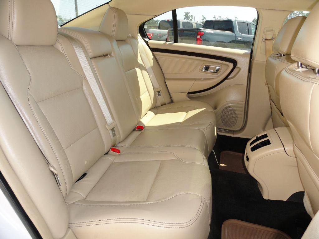 2015 Ford Taurus Image 7