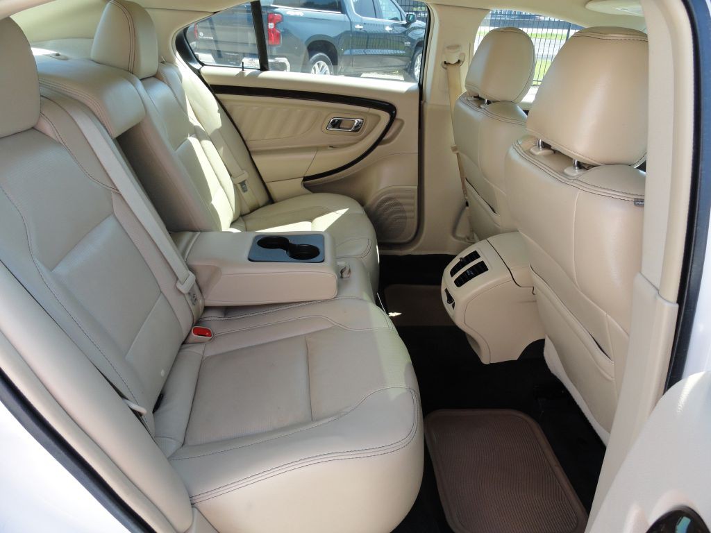 2015 Ford Taurus Image 8