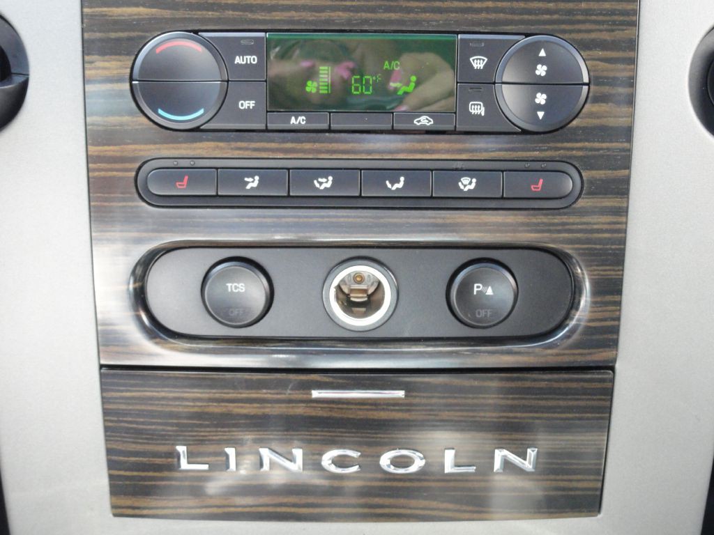 2007 Lincoln Mark LT Image 18