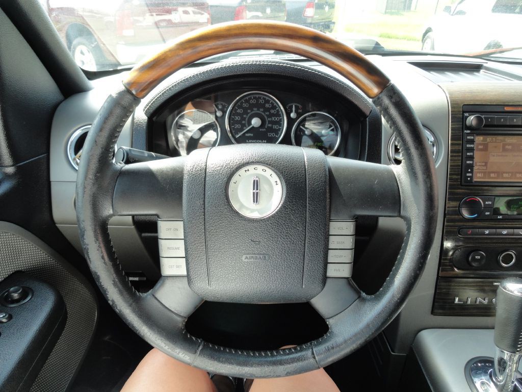 2007 Lincoln Mark LT Image 24