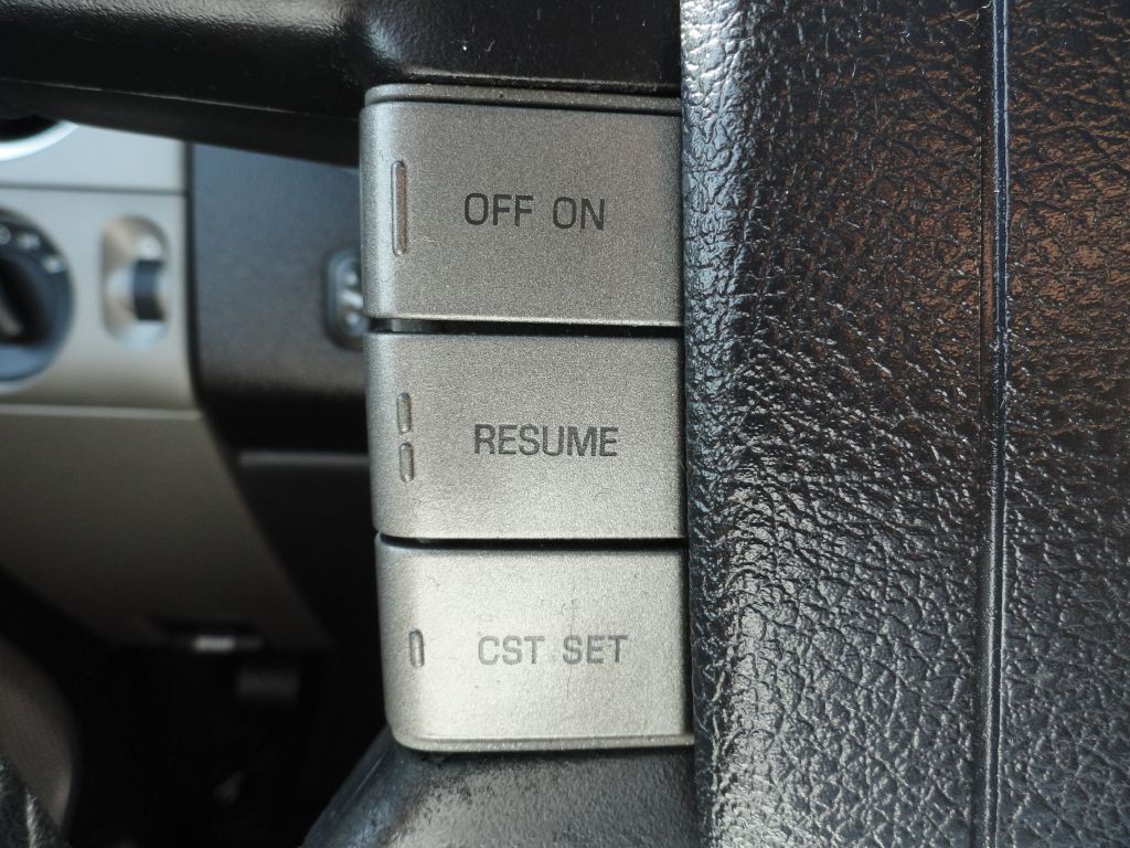 2007 Lincoln Mark LT Image 25