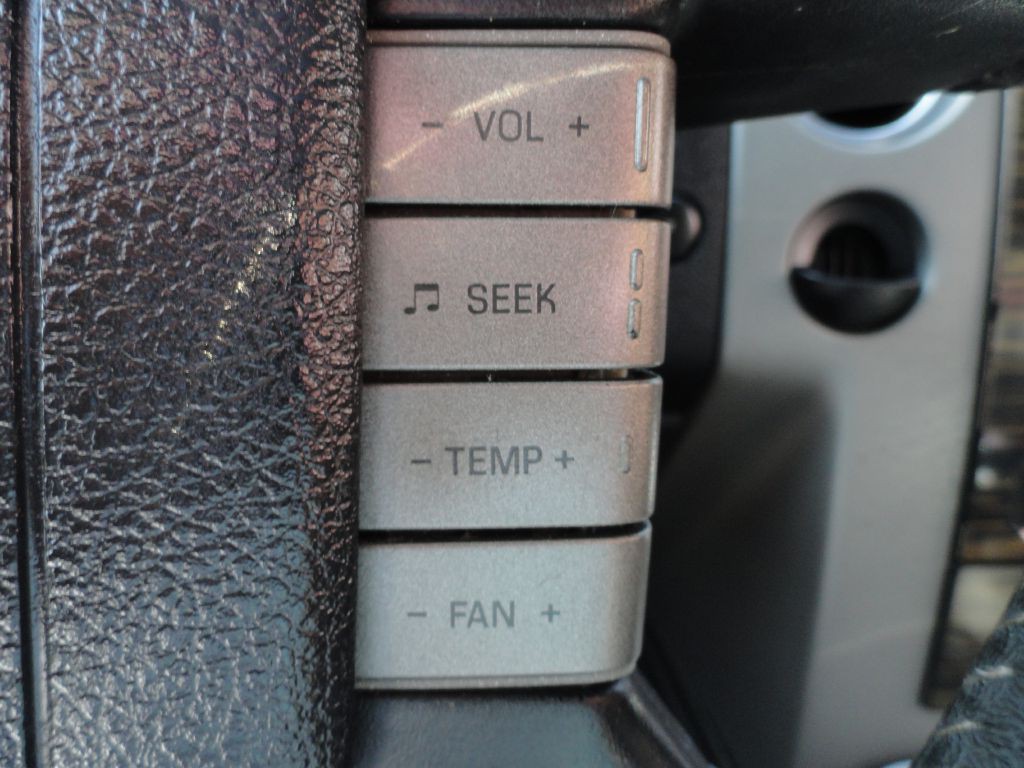 2007 Lincoln Mark LT Image 26