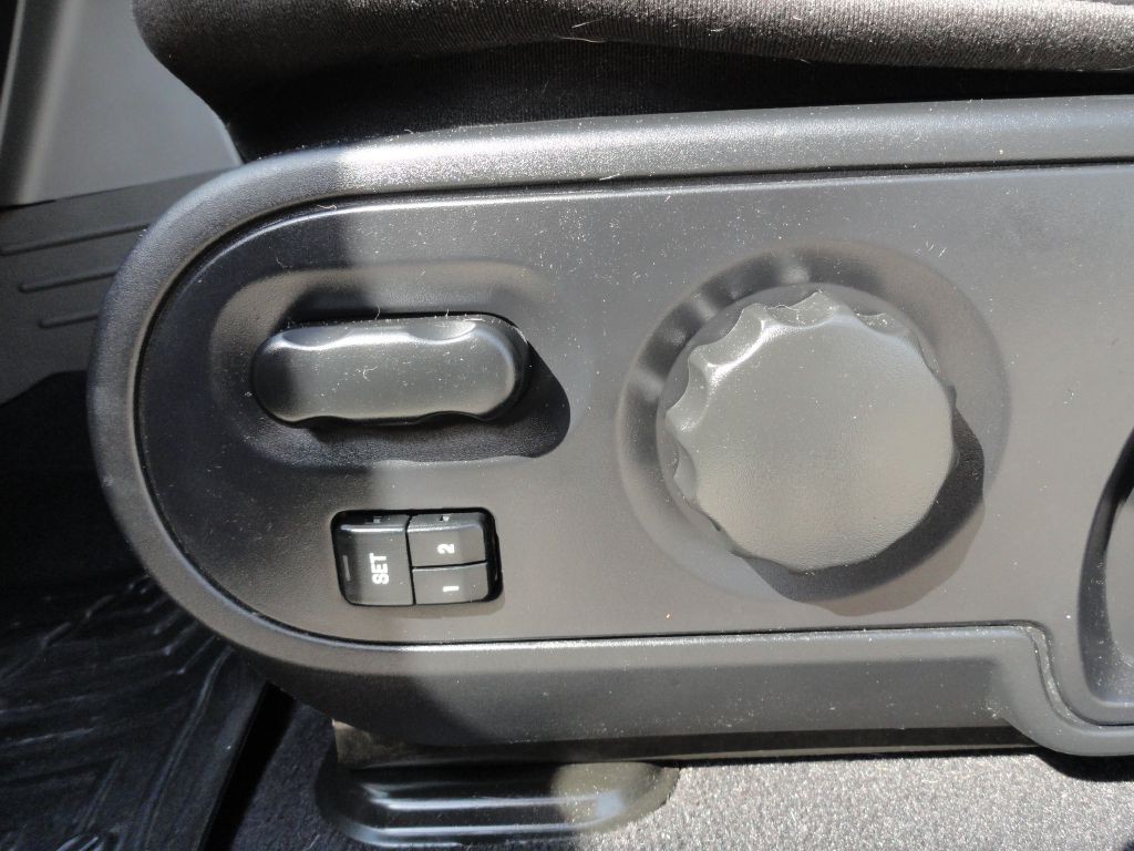 2007 Lincoln Mark LT Image 28