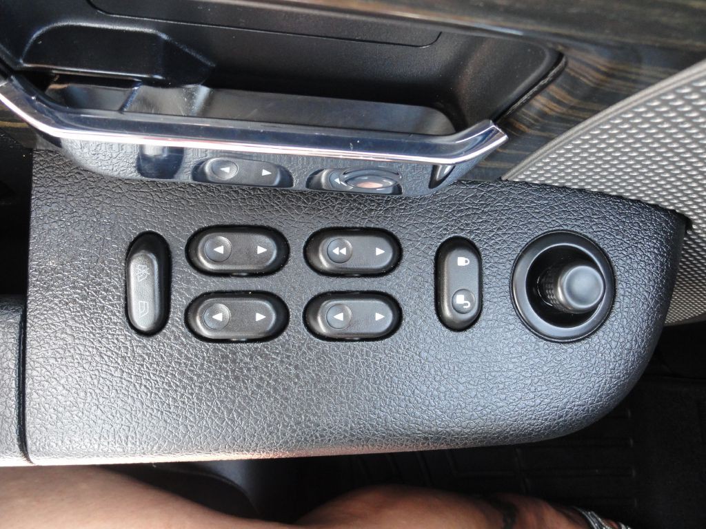 2007 Lincoln Mark LT Image 32